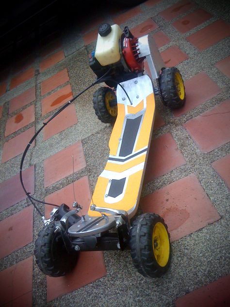 Scratch built gas skateboard: Old Fisher-Price Skate + 28cc gas engine + bycicle brakes = FUN Gas Powered Skateboard, Motorized Skateboard, Longboard Design, Diy Go Kart, Bicycle Store, Drift Trike, Whirlpool Refrigerator, Mens Toys, Longboard Skateboard