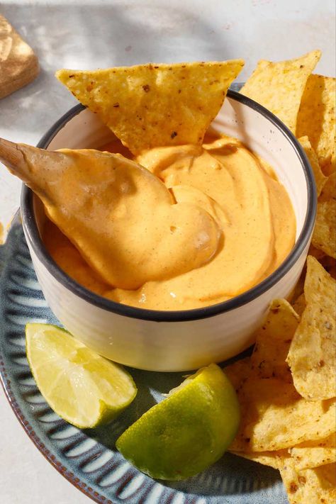 Vegan Cheese Sauce with Cashews Vegan Cashew Sauce, Cashew Sauce Recipes, Nutritional Yeast Uses, Cashew Cheese Recipe, Cashew Cream Recipe, Cashew Cheese Sauce, Vegan Cashew Cheese, Vegan Nachos Cheese, Cashew Sauce