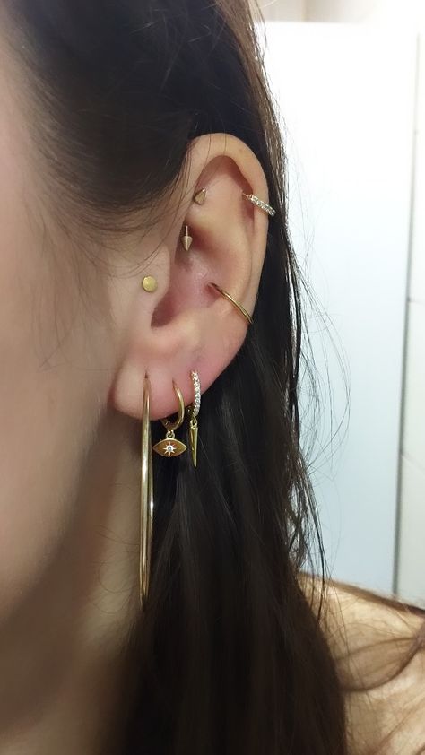 Celebrities With Conch Piercing, Conch Piercing Earrings, Daith Piercing Ideas, Ušný Piercing, Minimalist Ear Piercings, Trending Earrings, Conch Piercing Jewelry, Daith Piercing Jewelry, Jewelry Traditional