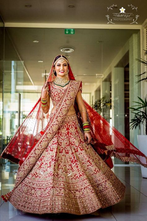 Intricate red bridal lehenga for Indian bride. See more on wedmegood.com  #wedmegood #indianwedding #indianbride #lehenga #lehengacholi #bridallehenga #red #redlehenga विवाह की फोटोग्��राफी की मुद्राएं, Orang India, Baju Kahwin, Pengantin India, Indian Wedding Lehenga, Saree Bollywood, Wedding Lehenga Designs, Indian Bride Outfits, Bridal Lehenga Collection