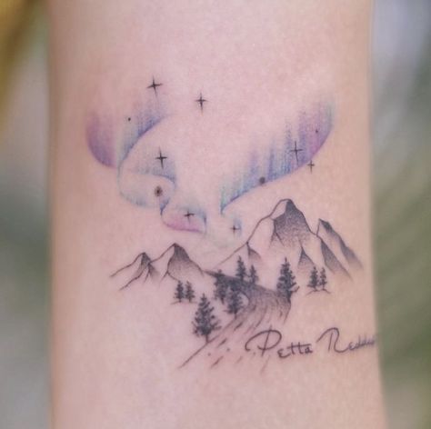 Small Alaska Tattoo Ideas, Small Alaska Tattoo, Aurora Tattoo Northern Lights, Mountain Northern Lights Tattoo, Signpost Tattoo, Alaska Themed Tattoos, Northern Lights Tattoo Black And White, Aurora Tattoo Ideas, Arctic Tattoo