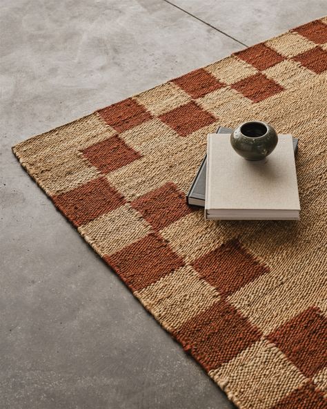 The Expert - Jute Border Rug Colored Jute Rug, Jute Interior Design, Rug Photography Ideas, Japandi Rugs, Rugs Photoshoot, Rug Photoshoot, Checkered Jute Rug, Rugs Photography, Spanish Rug