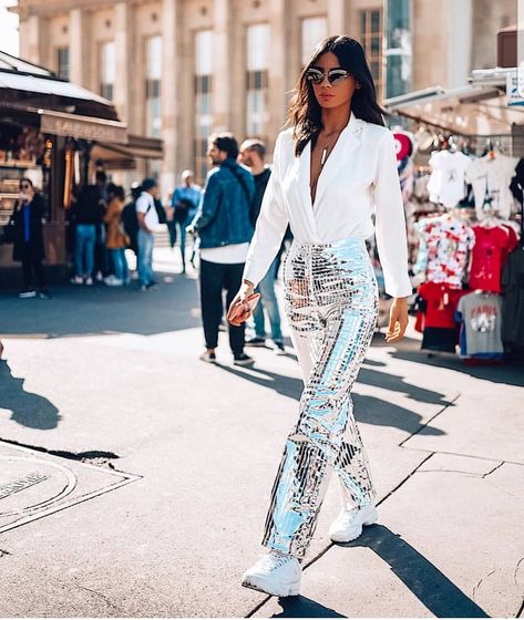 😎✌🏻 #PFW #glitter #glitterpants #silverpants #trendy #juliannawilde #streetstyle #fashion #streetfashion #streetshic #fashionstyle… Silver Sequin Pants Outfits, Sparkle Pants Outfit, Glitter Pants Outfit, Silver Pants Outfit, Metallic Pants Outfit, Sequins Pants Outfit, Silver Pants, Metallic Pants, White Chic