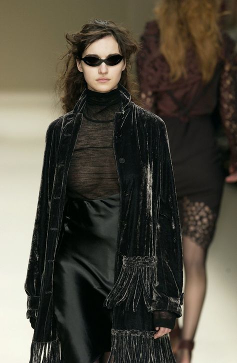 MAXIMILIAN KILWORTH on X: "Luka Sylwester for Romeo Gigli FW02 https://t.co/OIZwmr9l4T" / X Runway Goth, Bi Fashion, Romeo Gigli, Goth Fashion Punk, Runway Outfits, Dark Academia Fashion, Boho Outfit, Grunge Fashion, Goth Fashion