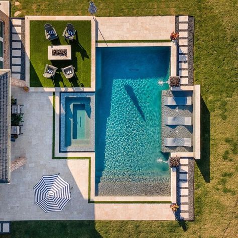 This 18’ x 36’ geometric pool features an oversized, negative edge spa that is perfectly symmetric to the sun shelf and glass tile feature wall along the back of the pool. LED bubblers were placed in the sun shelf, and combination fire/water bowls were added to either side of this space to highlight it even further. There is also a raised turf area with a fire pit and seating for an accent lounging area. BEAUTIFUL!!! 😍😍😍 Bright Cushions, Ideas De Piscina, Piscina Rectangular, Square Pool, Geometric Pool, Rectangle Pool, Dream Backyard Pool, Pools Backyard Inground, Small Pond