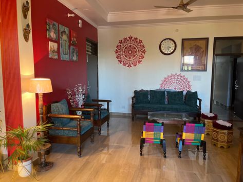 Indian colour and decor. Wall mandala Indian House Wall Colour, Ethnic Living Room, Best Wall Paint, Home Wall Colour, Colourful Decor, Interior Wall Colors, Wall Color Combination, Indian Colours, Wall Colour