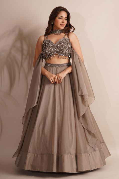 Gold Lehenga Designs, Blouse And Lehenga Designs, Lehenga For Brown Skin Tone, Drape Lehenga Dupatta Style, Trending Outfits For Wedding, Lenga Blouse Design Ideas, Pastel Lehenga Bridesmaid, Lehnga Designs Indian Weddings Simple, Celebrity Lehenga