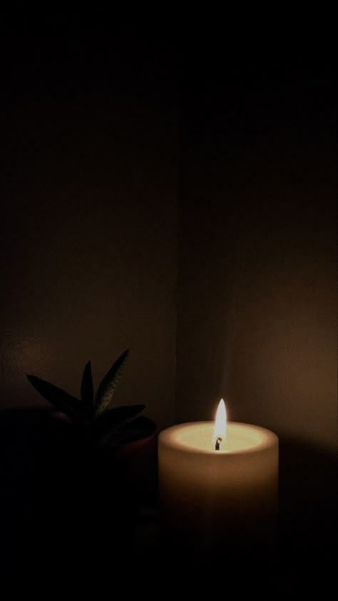 Candle Icon Aesthetic, Candle Aesthetic Cozy Dark, Candle Wallpaper, Candles Aesthetic Cozy, Movie Night Photography, Candle Background, Moms Photography, Pic Candle, Dove Pictures