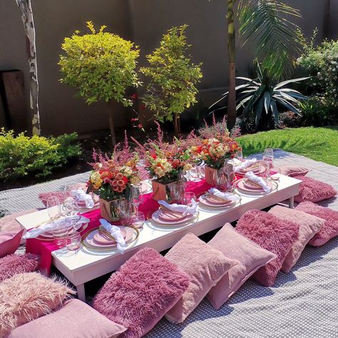 Pink Picknick, Pink Picnics, All Pink Picnic, Pick Nick Birthday Party Ideas, Pink Luxury Picnic, Floor Table Seating Party Birthday, Bruch Idea Birthday Decoration, Pink Outdoor Birthday Party, Girly Picnic Ideas