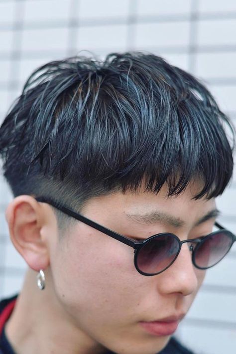 Two Block Haircut With Straight Bangs #twoblockhaircut #haircuts #menhaircuts ❤️ Two block haircut has blown up the fashion world, washing away the good-old undercut just like a hurricane. Dive in to see how the new Korean trend has become that big! Amazing short contrastive haircuts and medium styles with bangs and fade are here to inspire you. #lovehairstyles #hair #hairstyles #haircuts Short Hair Undercut Men, Two Blocks, Two Block Hair, Two Block Fade, 2 Block, Two Block Cut, Two Block Haircut, Trendy Mens Haircuts, Korean Haircut