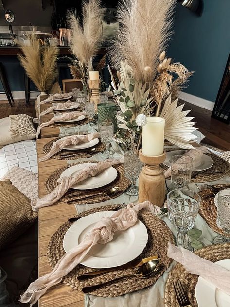 Neutral Boho Table Setting Luxury Picnic Boho Theme Dinner Party, Boho Chic Brunch Decor, Boho Dinner Table Setting, Boho Table Setting Ideas, Boho Table Decor Party, Bohemian Thanksgiving Table, Boho Table Scape, Boho Brunch Decor, Neutral Bridal Shower Ideas