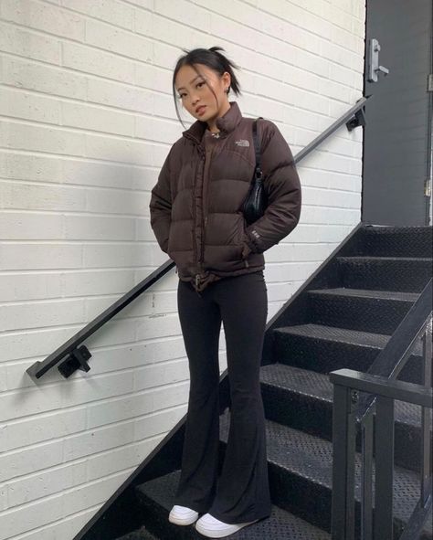 Puffer Jacket Outfit, Look Adidas, North Face Puffer Jacket, Skandinavian Fashion, Pants Outfit Casual, Foto Poses, Streetwear Fashion Women, Mode Inspo, Outfit Casual