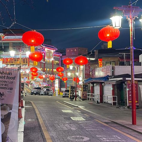 Magical Chinatown in Incheon, South Korea 🇰🇷 about 35 km near the airport. Streets upon streets of bright lights, pagodas, shops, coffee, photo ops, shopping. But make sure you come before 6 pm during the week as everything but the restaurants close around that time. Sadly we didn’t know, regardless we had a fabulous time taking pix, eating Korean Chinese fusion dinner and walking these eclectic streets. #MagicalChinatown #Incheon #SouthKorea #Travel #BrightLights #Pagodas #Shopping #PhotoO... South Korea Restaurants, Korean Peninsula, North Korea, Incheon, City Aesthetic, South Korea, Pretty Places