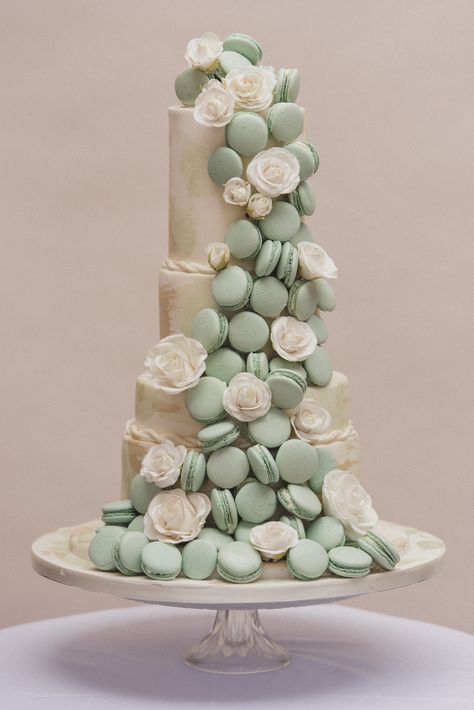 Cake With Waterfall, Wedding Cake With Macarons, Macaron Wedding Favours, Macaron Wedding Cake, Macaron Designs, Green Macarons, Mint Green Cakes, Macaron Wedding, Macaroon Wedding Cakes