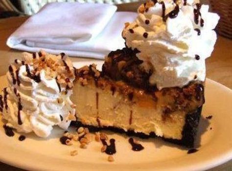 Cheesecake Factory Snickers Cheesecake Recipe Snicker Cheesecake, Snickers Cheesecake Recipe, Snickers Torte, Fudge Topping, Copycat Cheesecake Factory, Cheesecake Brownies Recipe, Snickers Cheesecake, Baking Recipes Pie, Cheesecake Factory Recipes