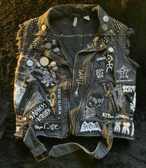 Diy Punk Clothes Ideas, Battle Vest Punk, Summer Punk Outfits Men, Crust Punk Jacket, Crust Vest, Battle Vest Ideas, Goth Battle Jacket, Battle Jacket Ideas, Punk Outfits For Women