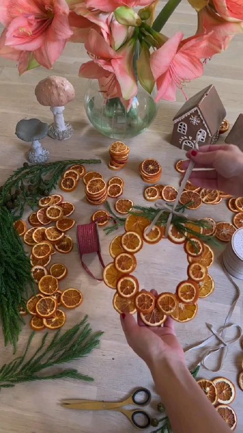 Orange Christmas Wreath, Diy Dinner Party, Joululahjat Diy, Diy Dinner, Wreath For Door, Natural Christmas Decor, Orange Christmas, Christmas Decor Ideas Diy, Decor Ideas Diy