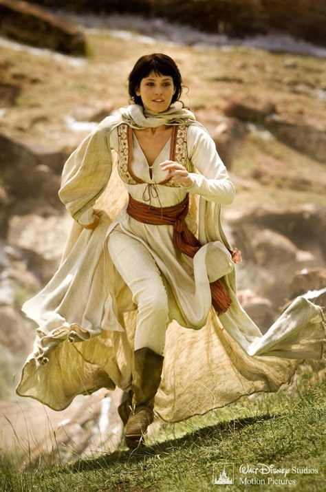 Princess Tamina from Prince of Persia.  She has bangs, she's wearing cool clothes and she's running through the hills on an adventure....I'm jealous. Prince Of Persia, Gemma Arterton, Medieval Clothing, Fantasy Costumes, Fantasy Movies, Movie Costumes, 영감을 주는 캐릭터, Medieval Fantasy, 가을 패션