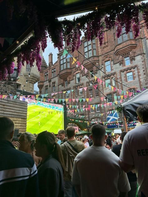 Fringe Festival Edinburgh, Edinburgh Scotland Summer, Summer In Edinburgh, Edinburgh Summer, Edinburgh Bars, Summer In Scotland, Edinburgh Aesthetic, Scotland Summer, Scotland Aesthetic