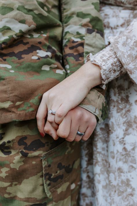 🤍Insta: https://www.instagram.com/kendalmarieephotography/ 📸Website: www.kendalmarieephotography.com ✨Pinterest: https://www.pinterest.com/kendalmarieephotography/ 🎥https://www.tiktok.com/@kendalmarieephotography Army Couple Photography, Maine Engagement Photos, Wedding Pictures Bride, Soldier Love, Maine Wedding Photography, Army Couple Pictures, Wedding Makeup For Brunettes, Funny Wedding Pictures, Rural Wedding