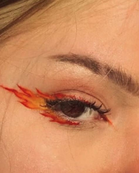 Fire Graphic Liner, Checkered Eyeliner, Eye Makeup Designs Art, Flame Eye Makeup, Flame Eyeliner, Crazy Makeup Art, Fire Makeup, Mekap Mata, Vampire Bride