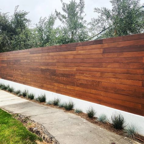 Ipe Hardwood Horizontal Fence with Stain in Newport Beach, CA | Fences-Horizontal Wood Fence Stain Color Ideas, Fence Diy Ideas, Horizontal Fences, Horizontal Wood Fence, Diy Fence Ideas, Modern Wood Fence, Garden Landscaping Design, Slat Fence, Horizontal Slat Fence