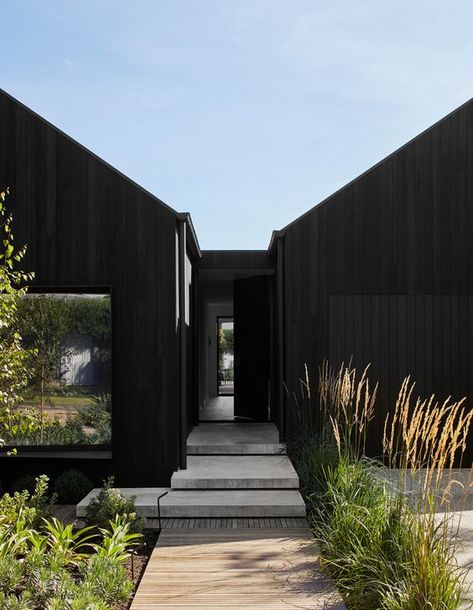 Atrium In House, House Design Black, Timber Exterior, Simone Haag, Montana Cabin, Fasad Design, Black Houses, Housing Development, Modern Barn House