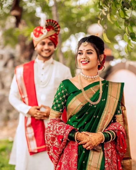 Nauvari Look For Bride And Groom, Marathi Wedding Photos, Bride Maharashtrian Look, Bride And Groom Maharashtrian Wedding Outfit, Wedding Marathi Look, Marathi Wedding Look Couple, Marathi Wedding Couple Poses, Marathi Marriage Couple Photography, Vaidik Marriage Dress