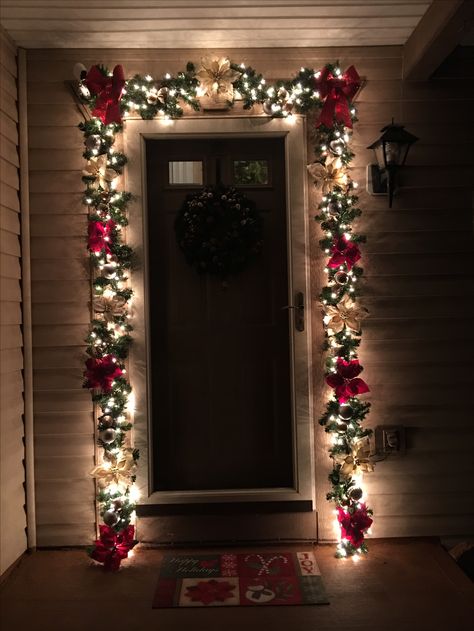 Garland With Poinsettia, Outside Christmas Decorations Apartment, Christmas Decor Ideas Creative, How To Decorate For Christmas Outdoors, Present Door Decoration Christmas, Split Foyer Christmas Decor, Christmas Tree Ideas Poinsettia, Outdoor Christmas Decor Small Porch, Poinsettia Garland Decorating Ideas