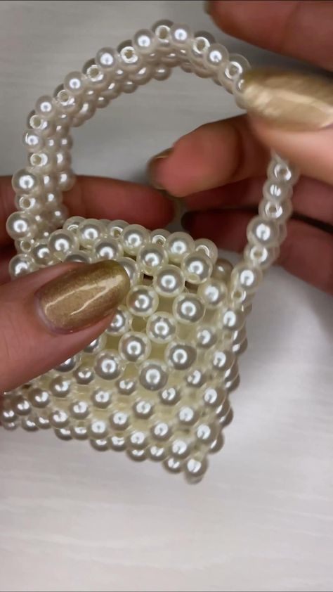 Pearl Purse Diy, Pearl Bag Pattern, Pearl Bag Diy Tutorial, Diy Pearl Bag, Pearl Bags, Beads Bag, Hand Beaded Bag, Braided Bracelet Diy, Sac Diy