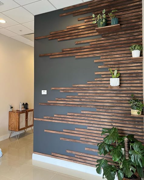 Deco Spa, Wood Slat Wall, Small Deck Decorating Ideas, Accent Walls In Living Room, Hallway Ideas Entrance Interior Design, Deck Decorating Ideas On A Budget, Wall Decor Design, Interior Wall Design, Studio Apartment Decorating