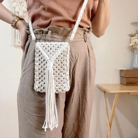 Handmade by Junesse Jani on Instagram: "Macrame Mini Phone Bag TUTORIAL 🤍 These tutorials are beginner friendly! 🧡 😉 Check the link in BIO 👆🏻👆🏻👆🏻" Macrame Phone Bag, Macrame Simple, Macrame Mini, Macrame Bags, Crochet Macrame, Mobile Bag, Simple Mobile, Mini Phone, Bag Tutorial