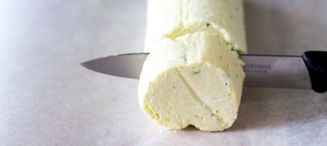 This Goats cheese butter is perfect for adding a slightly salty and rich edge to your dish. Simple to make and super creamy! Steak Butter Recipe, Chive Butter, Flavored Butter Recipes, Butter Recipes Homemade, Compound Butter Recipe, Compound Butters, Herb Butter Recipe, Cheese Butter, Goats Cheese