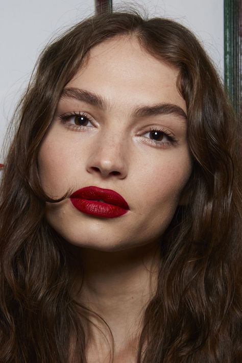 spring summer 2024 makeup trends Red Lipstick Outfit, Red Lipstick Makeup Looks, Eyebrow Trends, Color Blur, Red Lipstick Makeup, Cosmetic Creative, Minimalist Makeup, Unique Makeup, Top Beauty