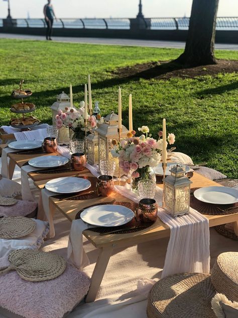 Unetablebytania Backyard Picnic Party Aesthetic, Picnic Aesthetic Wedding, Table Picnic Aesthetic, Picnic Aesthetic Table, Fancy Picnic Aesthetic, Fancy Picnic Decor, Picnic Table Aesthetic, Thanksgiving Dinner Aesthetic, Picnic Setup Ideas