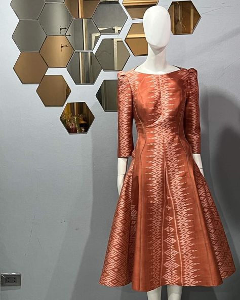 Thai Silk Dresses Design, Thai Outfits Modern, Thai Outfits, Modern Filipiniana Gown, Silk Dresses Outfit, Silk Dress Design, Thai Silk Dresses, Qi Pao, Thai Fabric