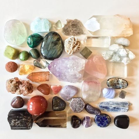 Crystal Flatlay, Crystal Photoshoot, Crystals 101, Crystal Pictures, Gcse Photography, Crystal Witch, Love Crystals, Brand Photoshoot, Intention Setting