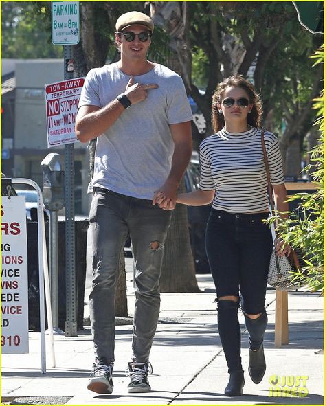 joey king keeps one hand in boyfriend jacob elordis pocket 05 Tall Boy Short Girl, Tall Boyfriend Short Girlfriend, Short Girlfriend, Tall Boyfriend, Best Tv Couples, Height Difference, Jacob Elordi, Tall Boy, Tall Boys