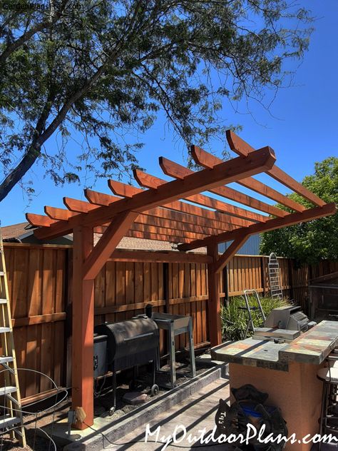 DIY 2 Post Cantilevered Pergola | Free Garden Plans - How to build garden projects 2 Post Pergola Ideas, Diy Pool Pergola, Backyard Landscaping Inspiration, Easy Pergola Ideas Diy, Two Post Pergola, 2 Post Pergola, Bbq Pergola, Cantilever Pergola, Free Pergola Plans