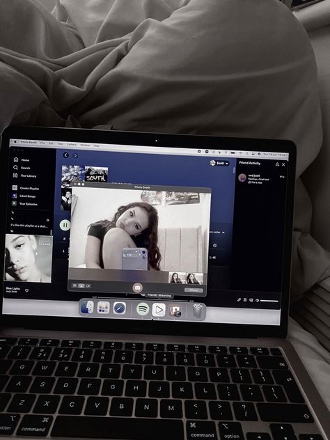 girl posing in a macbook camera. Laptop Camera Selfie Aesthetic, Macbook Pictures, Laptop Pictures, Laptop Selfie, Macbook Pics, Computer Pictures, Computer Photography, Ideas Selfies, Macbook Computer