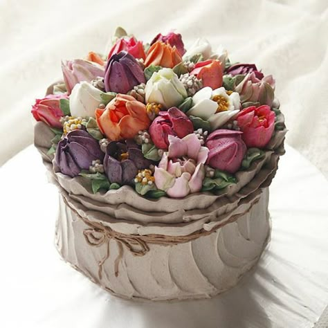 Spring-colourful-buttercream-flower-cakes Tulip Cake, Floral Cake Design, Buttercream Flower Cake, Flower Cakes, Spring Cake, Cake Decorating Designs, Buttercream Flowers, Gorgeous Cakes, Floral Cake