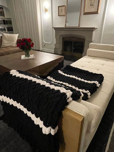 Simple Crochet Blanket Patterns for Busy Crafters" https://youtu.be/QFKF6sm6FAE?si=sowFhB15GD-am4Ss Black And White Chunky Knit Blanket, Chunky Knit Blanket Pattern, Knot Blanket, Chunky Yarn Blanket, Finger Knitting Projects, Chunky Blankets, Glamper Camper, Diy Knit Blanket, Modern Crochet Blanket