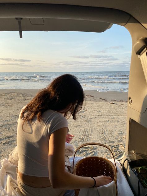 Car Picnic Aesthetic, Tiktok Image, Car Boot Picnic Aesthetic, Beach Car Picnic, California Beach Picnic, Summer Road Trip Aesthetic, Sunrise Picnic, Roadtrip Vibes, Watching Sunset In Back Of Car