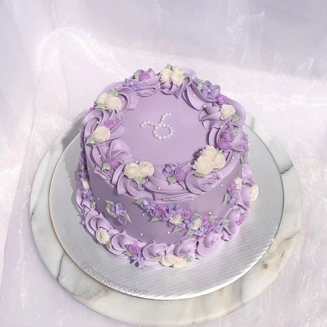 Joyce | Vintage & Cottagecore Cakes on Instagram: “Will never stop doing this design 💐 #floralcakes #floralcake #cakeinspo #cakesofinstagram #prettycake #prettycakes #birthdaycake…” Cottagecore Cakes, Purple Floral Cake, Floral Cake Ideas, Cottagecore Cake, Minimal Cake, Bolo Vintage, Purple Cakes Birthday, Butterfly Birthday Cakes, Vintage Birthday Cakes