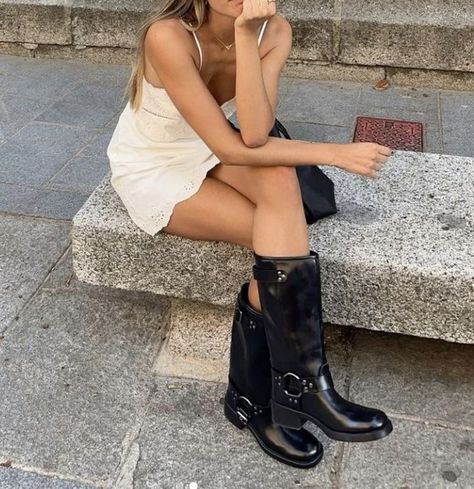 Ultimate Guide To Biker Boots: Styling Them All Year Round - BYSHAR Motorcycle Boots With Dress, Styling Calf Length Boots, Black Motorcycle Boots Outfit, Cool Black Boots, Summer Outfit Boots, Biker Boot Outfits For Women, Knee High Biker Boots Outfit, Moto Boots Outfit Summer, Black Moto Boots Outfit