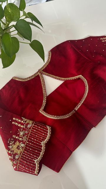 Saree Blouse Hand Work Designs Latest, Muhurtam Blouse Designs, Blouse Design For Mom, Paithani Blouse Pattern, Kardana Work Embroidery Blouse, Leaf Neck Blouse Design, Neck Pattern For Blouse, Blouse Handwork Designs, Bridal Sarees For Wedding