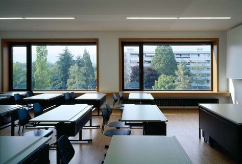 During the 1960s, the planning of four developments in the periphery of the town of Gland was to respond to significant population growth and to the will to ... Classroom Architecture, Rose Gold Room Decor, Classroom Interior, School Building Design, College Architecture, Population Growth, House Interior Design Styles, School Hallways, School Interior