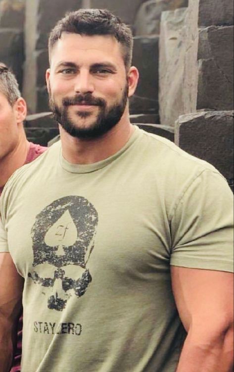 Holly Shizt, Welcome to Bear Country 🐻. This gorgeous stud knows what it is to look like a man. 💪🏼 Scruffy Men, Beefy Men, Awesome Beards, Masculine Men, Bear Men, Men In Uniform, Muscular Men, Two Men, Good Looking Men