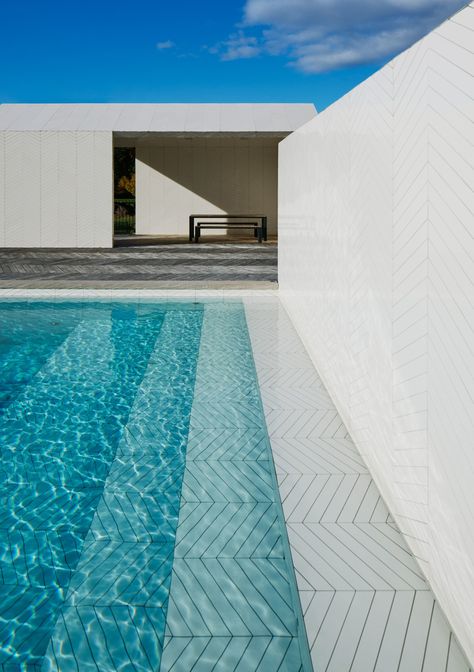 Pool Tile Designs, Parquet Tiles, Moderne Pools, Swimming Pool Tiles, Swimming Pool House, Diy Swimming Pool, Modern Pools, Dream Pools, Pool Design