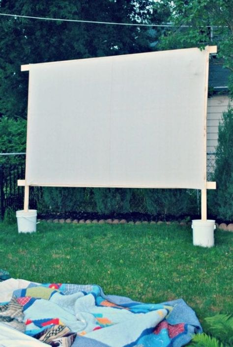 Backyard Quinceanera, Diy Outdoor Movie Screen, Outdoor Movie Night, Outdoor Movie Screen, Patio Grande, Bonfire Party, Backyard Movie Nights, Backyard Movie, Quinceanera Ideas